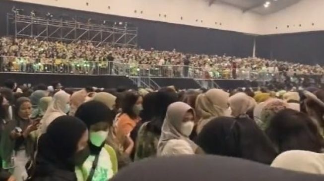 Suasana penonton saat konser NCT 127 di ICE BSD, Tangerang, dihentikan akibat 30 penonton pingsan, Jumat (4/11/2022) malam. [Dok. Istimewa]
