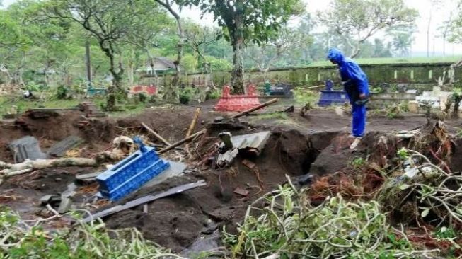 TPU Kebanjiran, Puluhan Mayat Hilang, Kain Kafan Cokelat Dan Kijing Berserakan