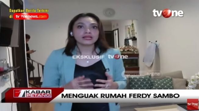 Kondisi ruang tamu dengan sofa tempat Putri Candrawathi diduga berusaha dibopong oleh Brigadir J alias Nofriansyah Yosua Hutabarat pada 4 Juli 2022. (YouTube/tvOneNews)