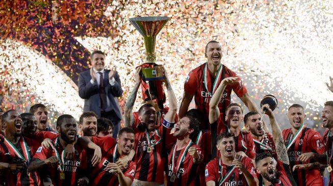 Para pemain AC Milan merayakan gelar juara Liga Italia Serie A 2021-2022 usai pertandingan kontra Sassuolo pada 22 Mei 2022 di stadion Mapei - Citta del Tricolore di Sassuolo.Filippo MONTEFORTE / AFP.