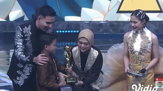 Potret Farel Prayoga Raih Piala di IDA 2022 (YouTube/Indosiar)