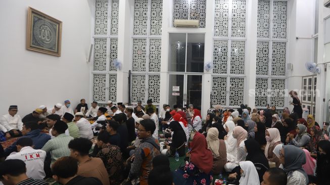 Suasana Tahlilan mengenang satu tahun wafatnya mendiang Vanessa Angel dan Bibi Ardiansyah, di Jakarta, Sabtu (5/11). [Suara.com/Oke Atmaja]