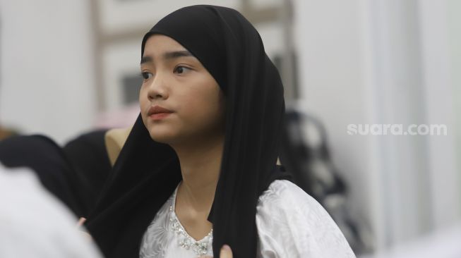 Fuji saat mengikut tahlilan mengenang satu tahun wafatnya mendiang Vanessa Angel dan Bibi Ardiansyah di Jakarta, Sabtu (5/11). [Suara.com/Oke Atmaja]