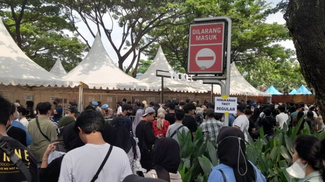 Para pengunjung acara musik yang diselenggarakan di parking ground Sumarecon Mall Bekasi pada 5 November 2022 ( Suara.com/Danan Arya).