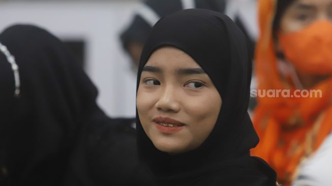 Bikin Heboh Sebut Pakai Jilbab Nggak Wajib, Fuji Buru-Buru Klarifikasi