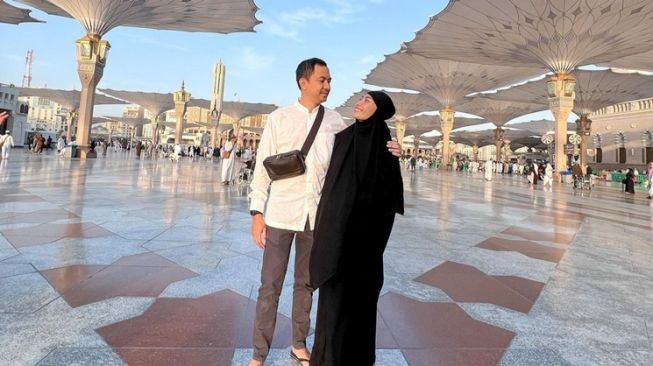 3 Artis Pergi Umrah saat Tertimpa Masalah, Ayu Dewi Umbar Kemesraan di Mekah Bareng Suami