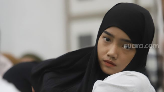 Fuji saat mengikut tahlilan mengenang satu tahun wafatnya mendiang Vanessa Angel dan Bibi Ardiansyah di Jakarta, Sabtu (5/11). [Suara.com/Oke Atmaja]