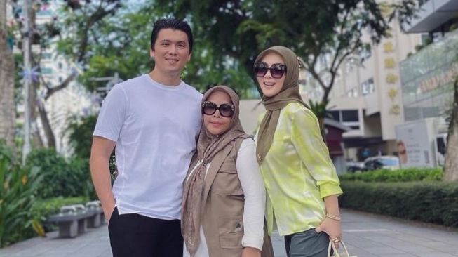 Potret Kedekatan Reino Barack dan Ibu Mertua (Instagram/@princessyahrini)