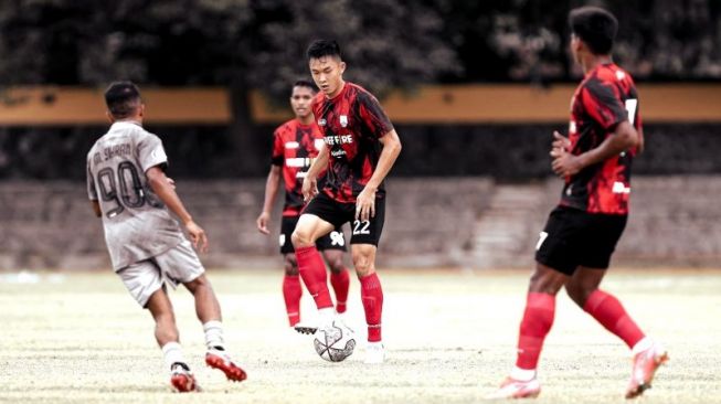 Laga uji coba antara Persis Solo kontra Borneo FC di Stadion Sriwedari, Solo, Sabtu (5/11/2022). (ANTARA/HO-Persis Solo)