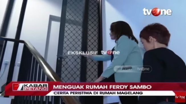 Tangga sempit menuju lantai dua rumah Magelang yang dibatasi dengan pintu geser terbuat dari kaca. Lalu terlihat pula pintu kasa yang menjadi pelapis pintu kamar tempat Putri Candrawathi diduga menerima pelecehan seksual pada 7 Juli 2022. (YouTube/tvOneNews)