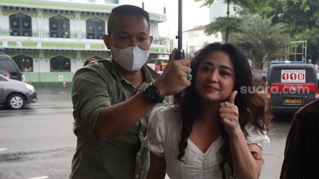 Dewi Perssik  sambangi Polres Jakarta Selatan, Jakarta, Sabtu (5/11). [Suara.com/Oke Atmaja]