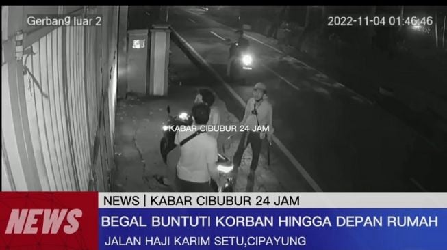 Bidik layar--Aksi pelaku begal membuntuti korban hingga ke depan rumahnya terjadi di kawasan Setu, Cipayung, Jakarta Timur. (@kabarcibubur24jam)