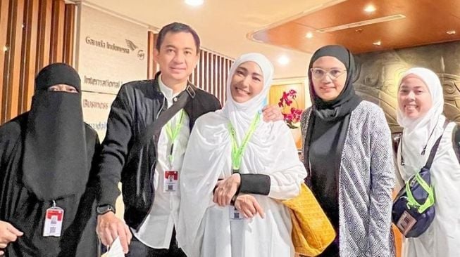 Potret Umrah Ayu Dewi dan Regi Datau (Instagram/@mrsayudewi)