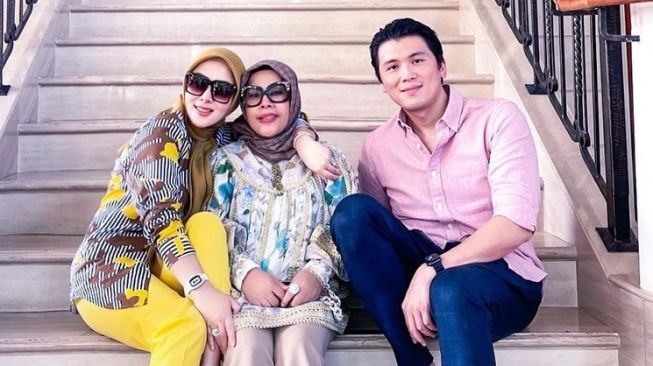 Potret Kedekatan Reino Barack dan Ibu Mertua (Instagram/@princessyahrini)