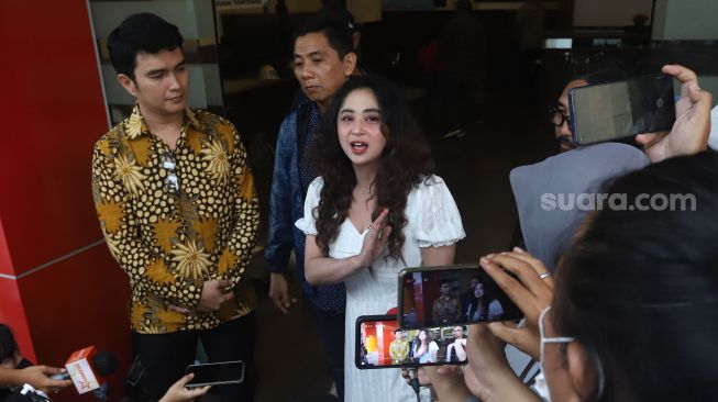 Kena Fitnah W, Dewi Perssik Dianggap Pelacur oleh Orang-Orang di Kampung