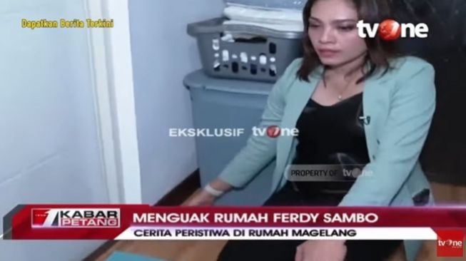 Koridor lantai dua rumah Magelang, tepatnya di depan kamar mandi yang menjadi lokasi Putri Candrawathi ditemukan oleh ART Susi dalam keadaan tidak berdaya pasca diduga mengalami pelecehan seksual. Tampak keranjang pakaian kotor yang konon berusaha ditendang Putri sebelum ia diduga dibanting Brigadir J tetapi tidak ada orang rumah yang mendengarnya. (YouTube/tvOneNews)