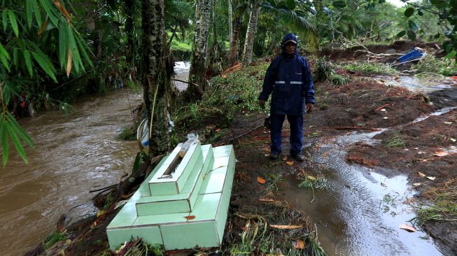 Warga mencari makam keluarganya yang hilang tersapu banjir di TPU Embah Besar, Desa Krikilan, Glenmore, Banyuwangi, Jawa Timur, Jumat (4/11/2022).  ANTARA FOTO/Budi Candra Setya