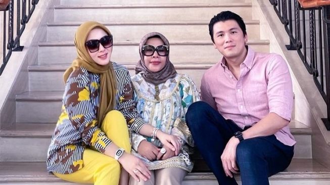 Potret Kedekatan Reino Barack dan Ibu Mertua (Instagram/@princessyahrini)