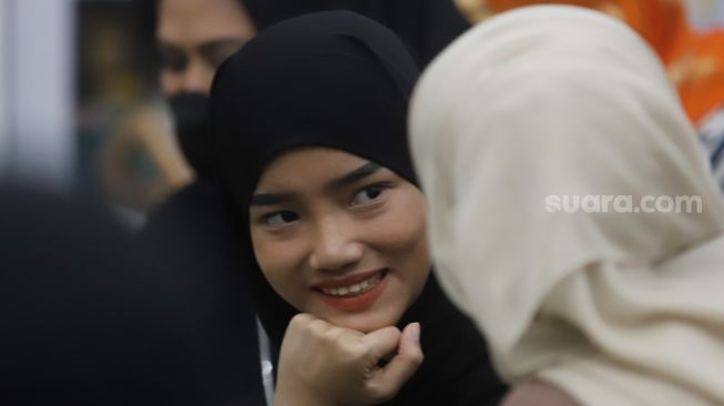 Fuji saat mengikut tahlilan mengenang satu tahun wafatnya mendiang Vanessa Angel dan Bibi Ardiansyah di Jakarta, Sabtu (5/11). [Suara.com/Oke Atmaja]