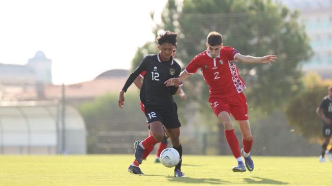 Timnas Indonesia U-19 ketika menghadapi Moldova U-20 dalam laga uji coba di Stadion Manavgat Attaturk, Turki, Jumat (4/11/2022) malam WIB. [Dok. PSSI]