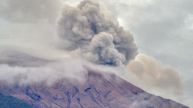 Durasi Sekira Satu Jam, Gunungapi Kerinci Mengalami Erupsi dengan Kolom Abu Mengarah Timur dan Tenggara