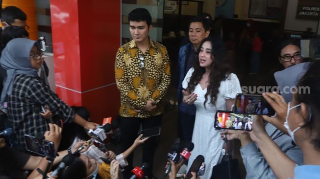 Dewi Perssik  memberikan keterangan pers di Polres Jakarta Selatan, Jakarta, Sabtu (5/11). [Suara.com/Oke Atmaja]