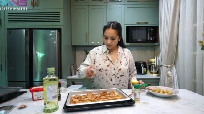 Nagita Slavina bersiap membuat masakan untuk makan romantis bersama Raffi Ahmad. [rans entertaiment / YouTube]