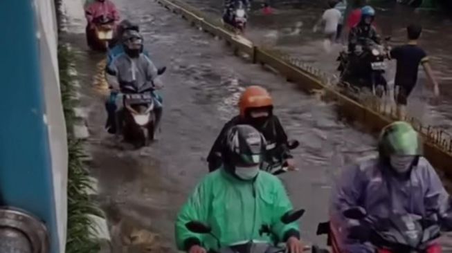 6 Ruas Jalan Masih Tergenang di Jaksel, Termasuk Jalur Bus Transjakarta di Duren Tiga