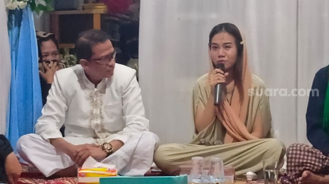 Doddy Sudrajat dan Mayang di acara tahlilan sekaligus mengenang satu tahun meninggalnya Vanessa Angel dan Bibi Ardiansyah di kawasan Kemayoran, Jakarta Pusat, Jumat (4/11/2022) malam. [Rena Pangesti/Suara.com