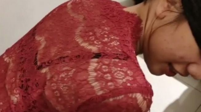 Wanita kebaya merah yang berperan di video syur 16 menit dan jadi viral di jagat media sosial (Hops.id)
