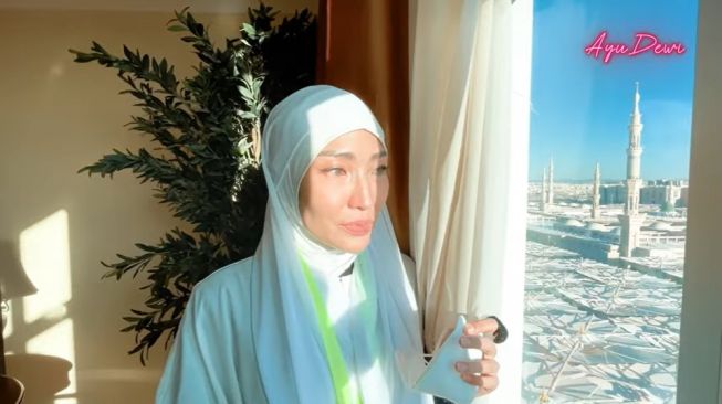 Ayu Dewi Menangis Sesaat Setelah Tiba di Madinah: Izinkan Aku Doakan Suamiku dan Keluargaku