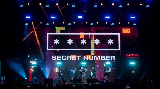 Girl Band asal Korea Selatan, Secret Number tampil dalam Joyland Festival 2022 di Lapangan Softball, kawasan Gelora Bung Karno, Senayan, Jakarta, Sabtu (5/11/2022). [ANTARA FOTO/Aprillio Akbar/wsj]