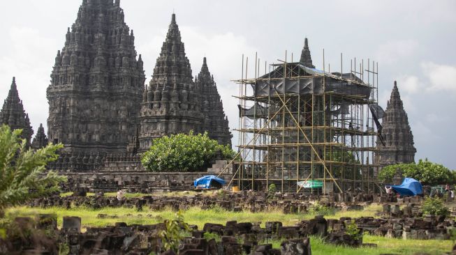 Pekerja Balai Pelestarian Cagar Budaya (BPCB) Yogyakarta melakukan pemugaran Candi Perwara di Candi Prambanan, Sleman, DI Yogyakarta, Sabtu (5/11/2022). [ANTARA FOTO/Hendra Nurdiyansyah/wsj]