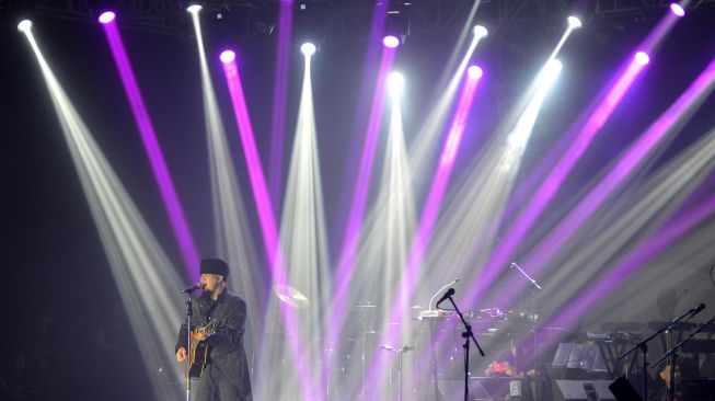 Personel band Dewa 19 Ahmad Dhani menyanyikan lagu saat konser di Padang, Sumatera Barat, Sabtu (5/11/2022). [ANTARA FOTO/Iggoy el Fitra/wsj]
