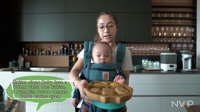 Tanpa Lihat Buku Resep, Begini Cara Nikita Willy Bikin Menu MPASI Untuk Baby Izz. (Dok: YouTube/Nikita Willy)