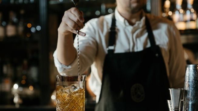 Sendok Koktail Berbentuk Spiral Tak Cuma Buat Mengaduk, Bartender Ini Tunjukkan Fungsi Lain