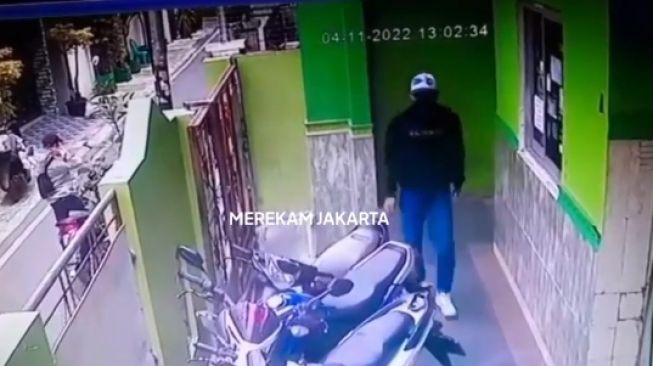 Viral! Maling Bersenjata Tajam Gasak Rumah di Malang, Aksinya Terekam CCTV