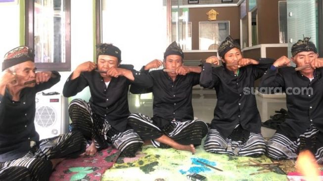 Masyarakat Desa Pengadangan, Pringgasela, Lombok Timur saat memainkan musik tradisional selober di kantor desa, Minggu (6/11/2022) [Suara.com/Toni Hermawan]