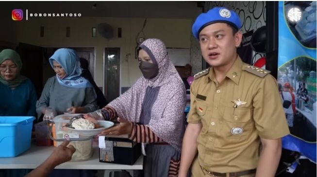 Bobon Santoso makan di Warung Berkah Akhirat cuma bayar Rp. 2000. (Dok. Youtube)