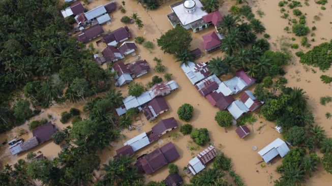 Foto udara permukiman penduduk yang terendam banjir di Desa Napai, Woyla Barat, Aceh Barat, Aceh, Sabtu (5/11/2022). [ANTARA FOTO/Syifa Yulinnas/wsj]
