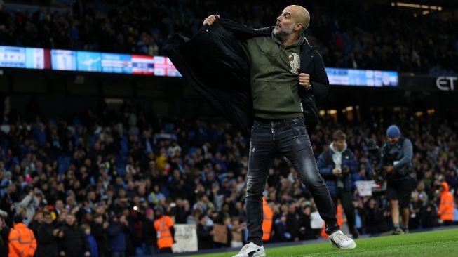 Ekspresi kegembiraan pelatih Manchester City, Pep Guardiola pada laga Liga Inggris kontra Fulham di Stadion Etihad, Manchester, Inggris, Sabtu (5/11/2022) malam WIB. [ADRIAN DENNIS / AFP]