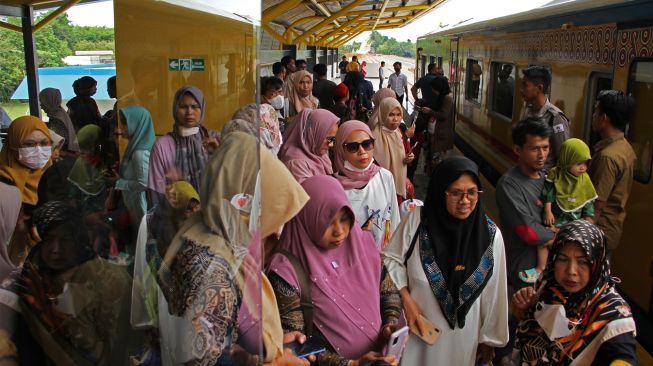 Sejumlah penumpang KA Andalan Celebes tiba di Stasiun Mangilu, Kabupaten Pangkep, Sulawesi Selatan, Minggu (6/11/2022). [ANTARA FOTO/Arnas Padda/foc]