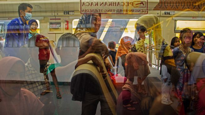 Sejumlah penumpang berada di dalam gerbong KA Andalan Celebes saat tiba di Stasiun Mangilu, Kabupaten Pangkep, Sulawesi Selatan, Minggu (6/11/2022). [ANTARA FOTO/Arnas Padda/foc]
