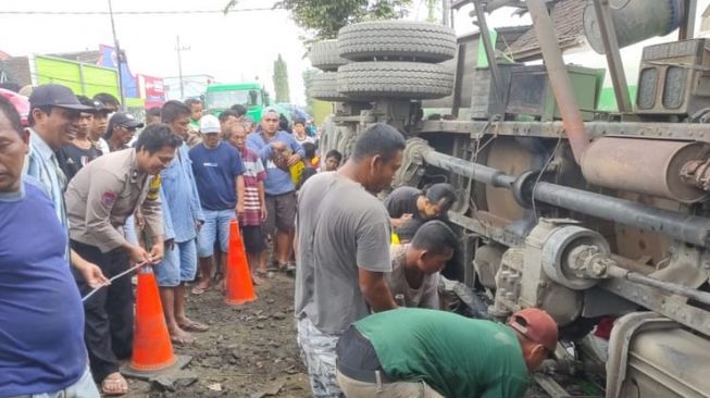 Ditunggu di Rumah Tak Pulang-pulang, Ternyata Raka Tergencet Truk Semen Terguling