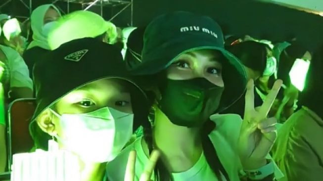 Serunya Ayu Ting Ting Ajak Anak Nonton Konser NCT 127, Warganet Ramai-Ramai Minta Dijadikan Kakak Bilqis