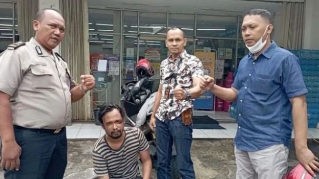 Terungkap, Suami yang Viral Pukul Istri di Depok Residivis Kasus Narkoba. (Instagram @andreli_48)