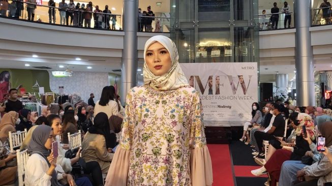 Tampil di Metro Modest Fashion Show, Calvin Kain Pamerkan Deretan Koleksi Elegan dan Cheerfull