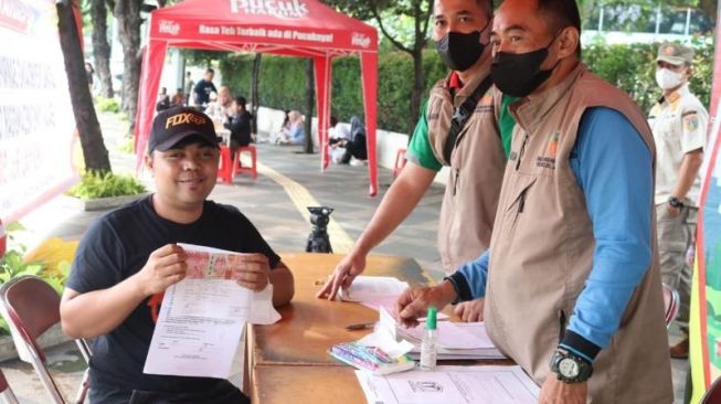 Pemerintah Provinsi (Pemprov) DKI Jakarta menindak warga yang membuang sampah sembarangan menggunakan drone. (Dinas Lingkungan Hidup DKI Jakarta)