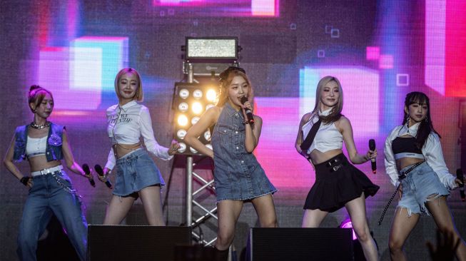 Girl Band asal Korea Selatan, Secret Number tampil dalam Joyland Festival 2022 di Lapangan Softball, kawasan Gelora Bung Karno, Senayan, Jakarta, Sabtu (5/11/2022). [ANTARA FOTO/Aprillio Akbar/wsj]