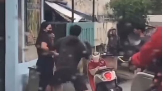 Raja Tega! Suami Membabi Buta Pukuli Istri di Depan Umum, Anaknya Nangis Ketakutan